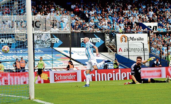 Licha López festeja el 1-1, a los 30 segundos del complementario.