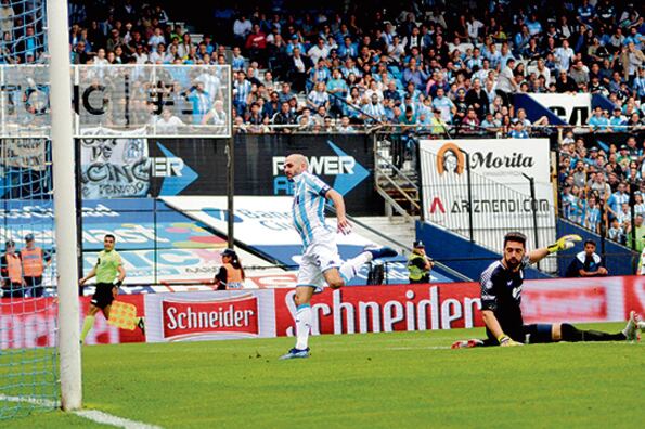 Licha López festeja el 1-1, a los 30 segundos del complementario.