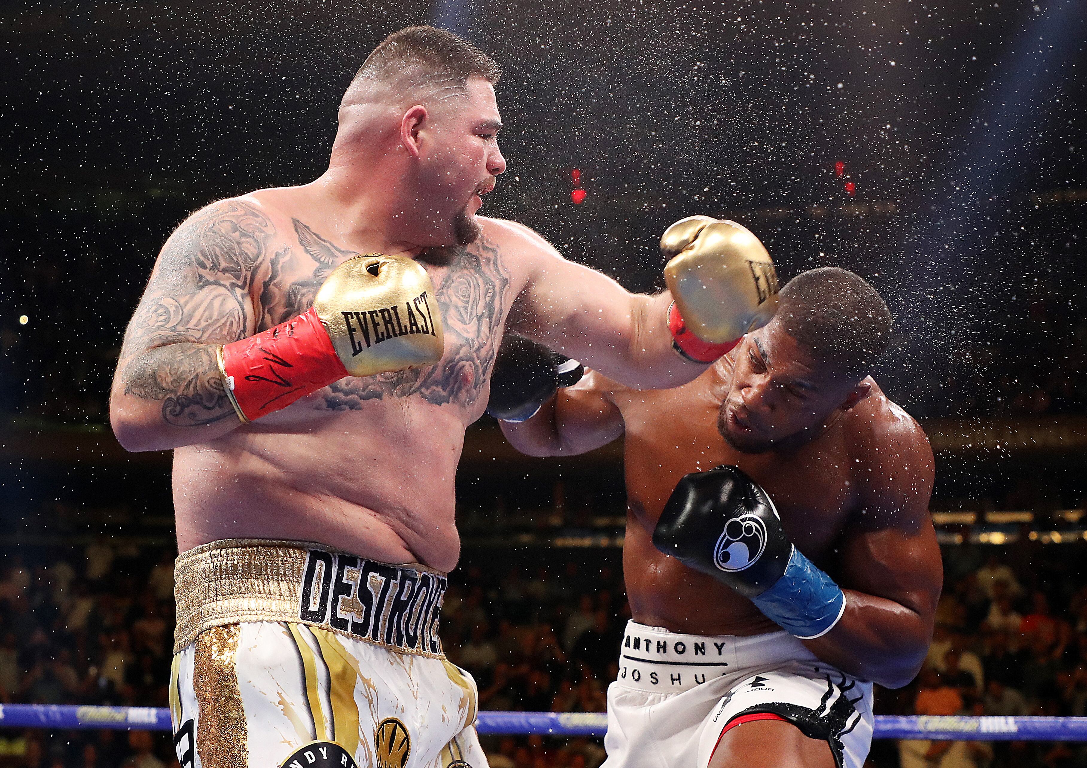 Andy Ruiz, sacude con su izquierda al excampeón inglés Anthony Joshua.