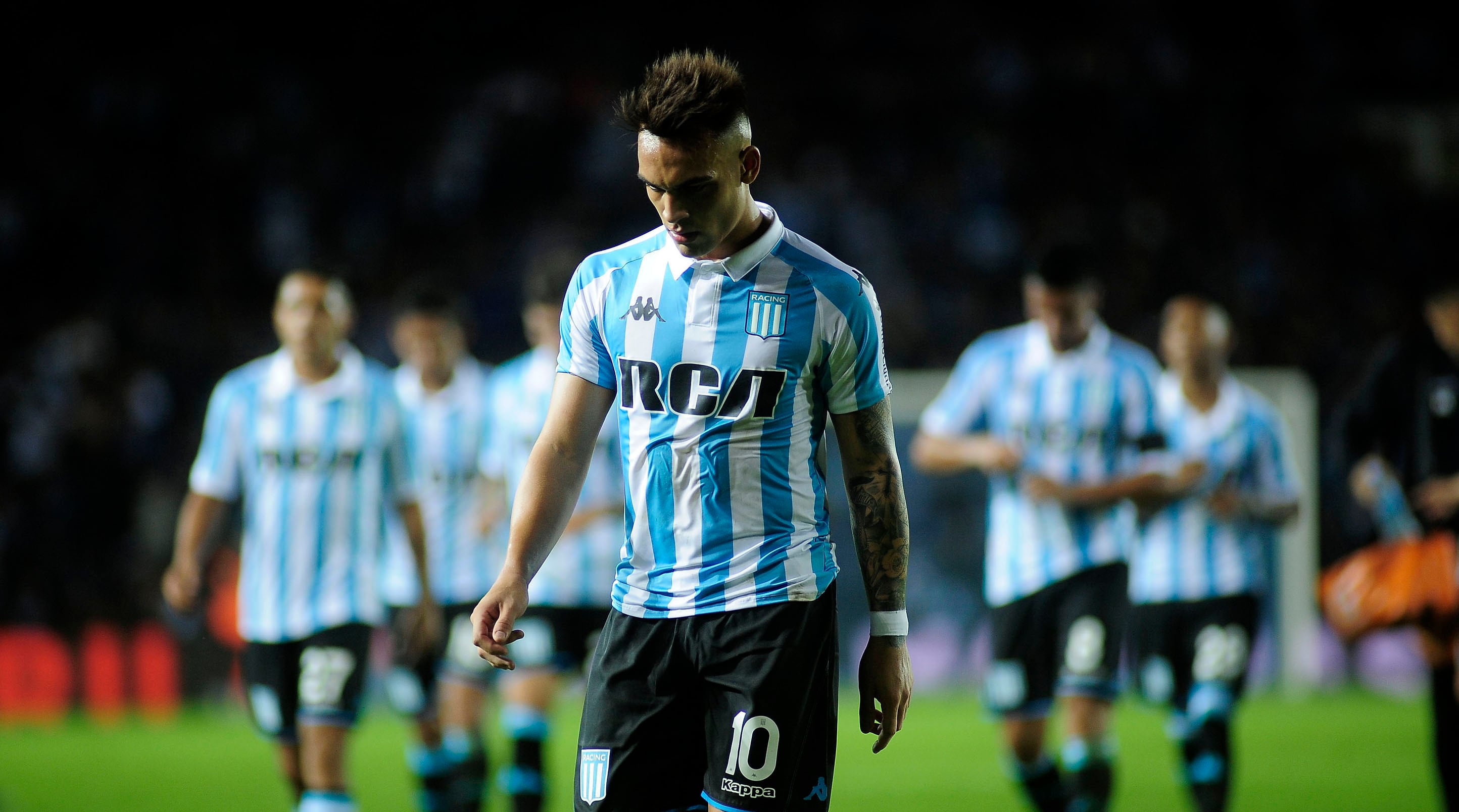 La frustración en el rostro de Lautaro Martínez, encabezando la hilera hacia los vestuarios.
