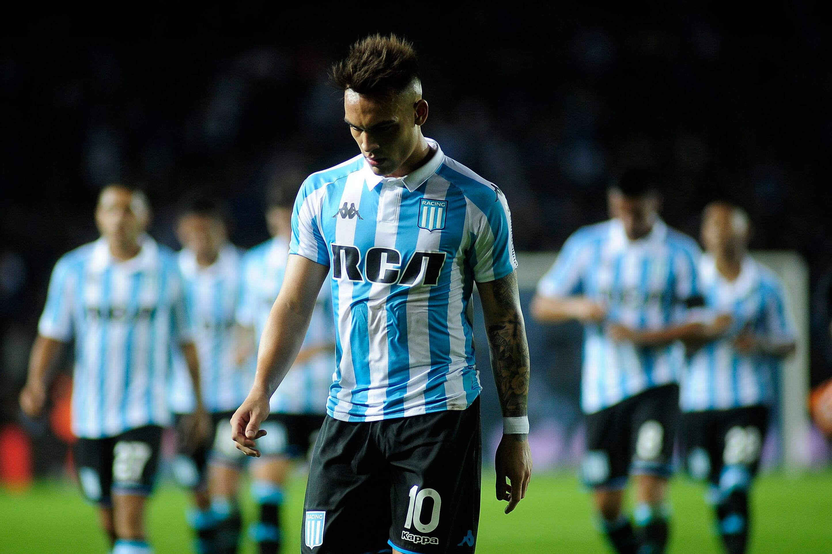 La frustración en el rostro de Lautaro Martínez, encabezando la hilera hacia los vestuarios.