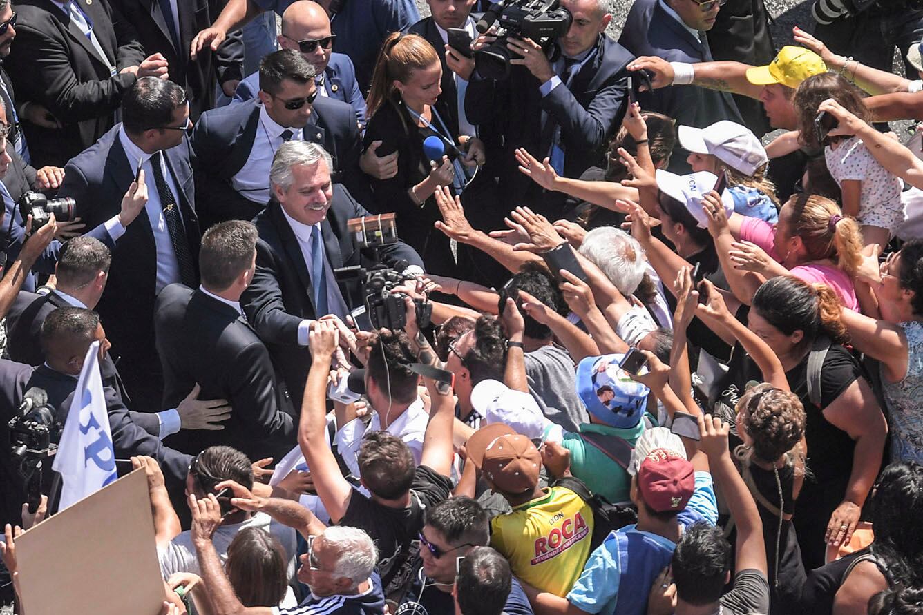 Clarita tiene 6 años y está trepada a la valla. “Lo quiero ver a Alberto”, dice con familiaridad. 