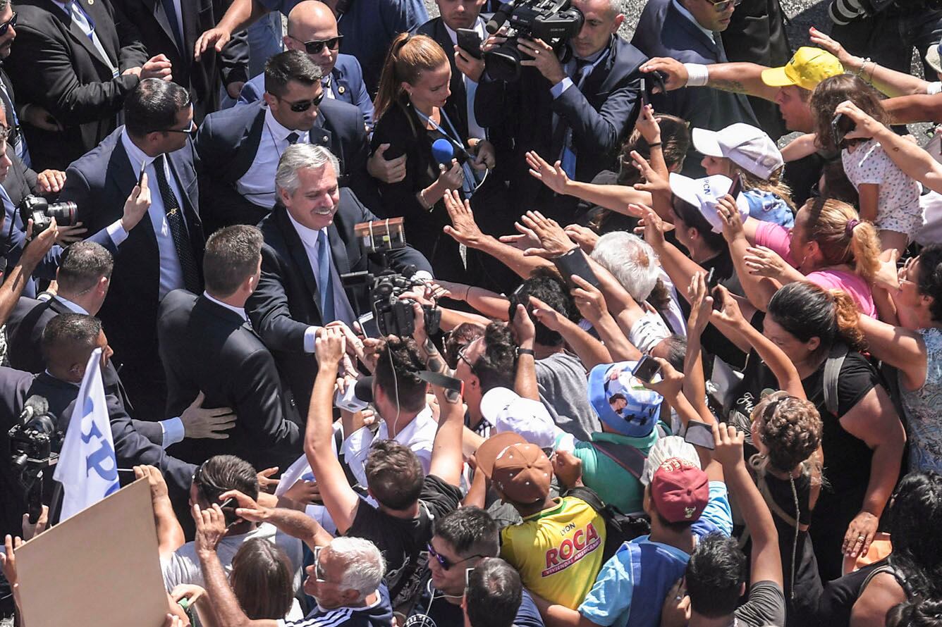 Clarita tiene 6 años y está trepada a la valla. “Lo quiero ver a Alberto”, dice con familiaridad.