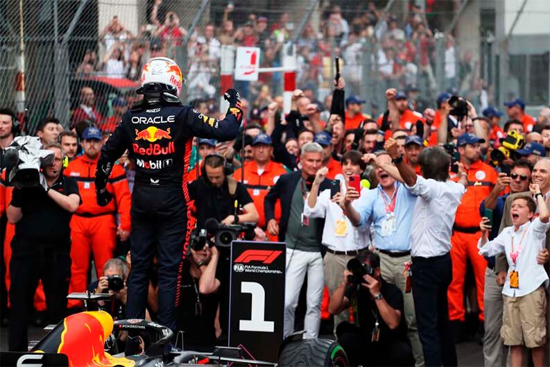 El neerlandés Max Verstappen festeja la obtención del GP de Mónaco.