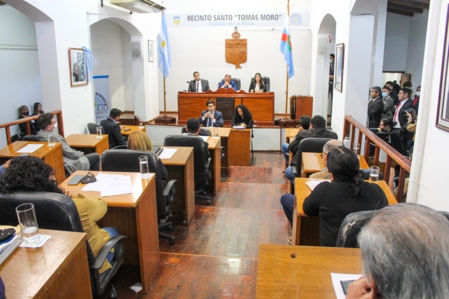 El concejal Balmaceda junto a su abogada al inicio de la sesión.