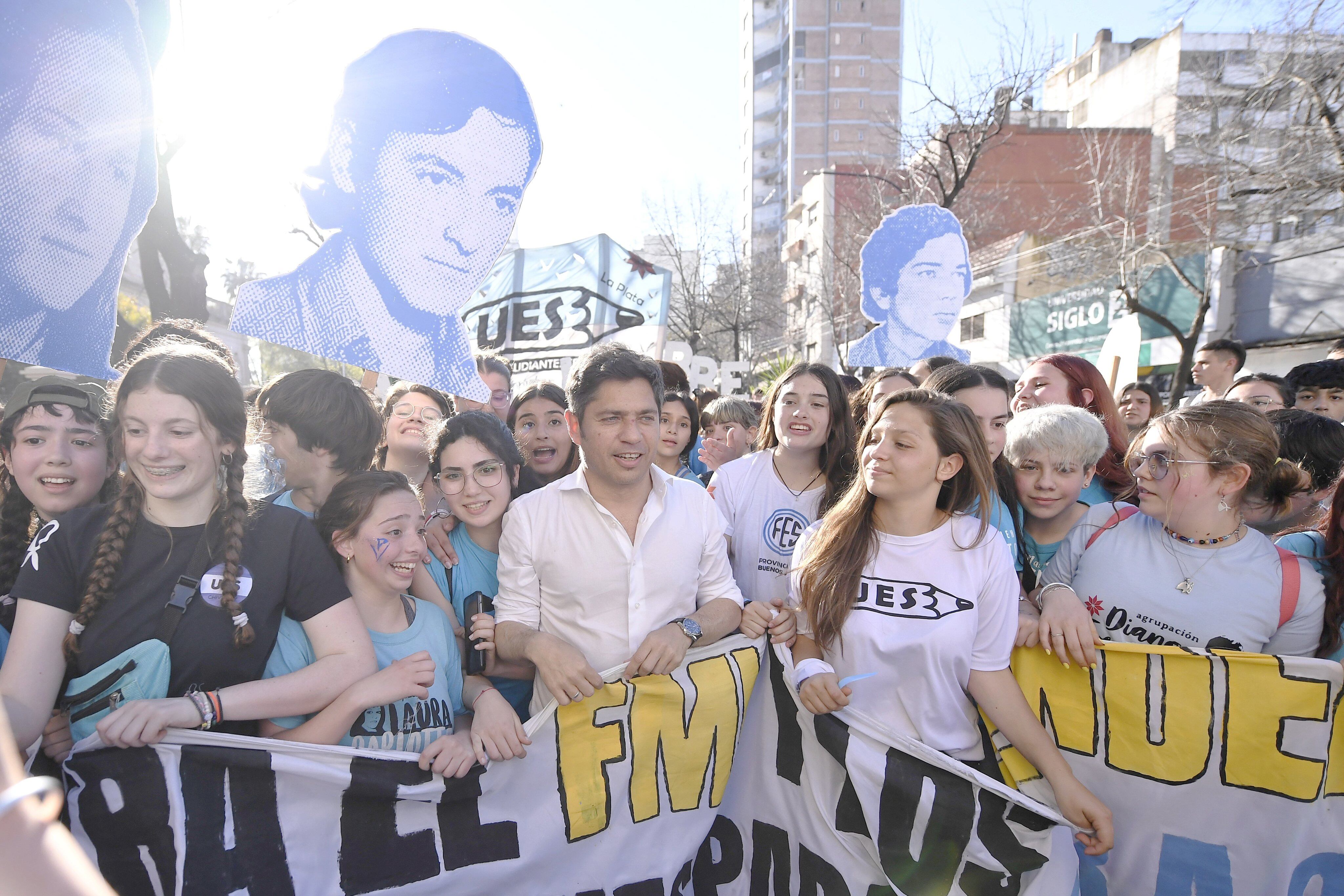 El gobernador Axel Kicillof en la marcha platense. 