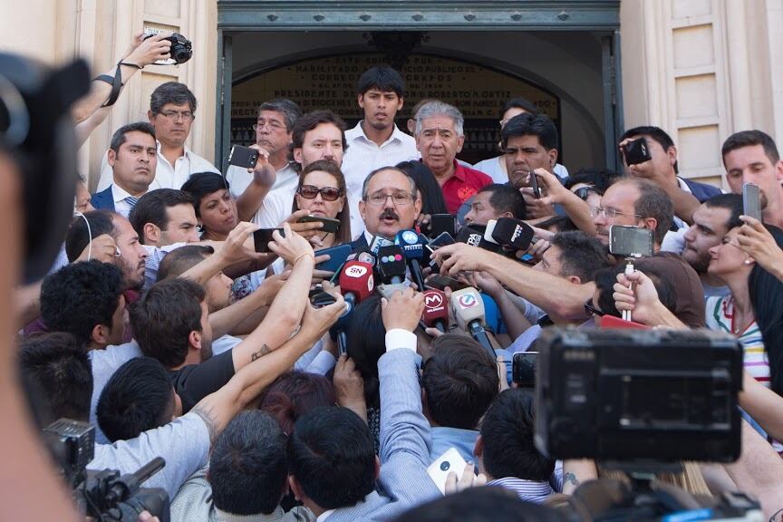Alberto arriba a la izquierda, de traje azul