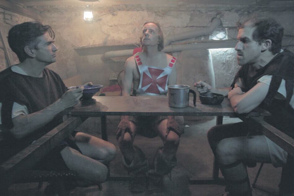 El dúo protagonista de Romanos se cruza todo el tiempo con personajes por lo menos extraños.