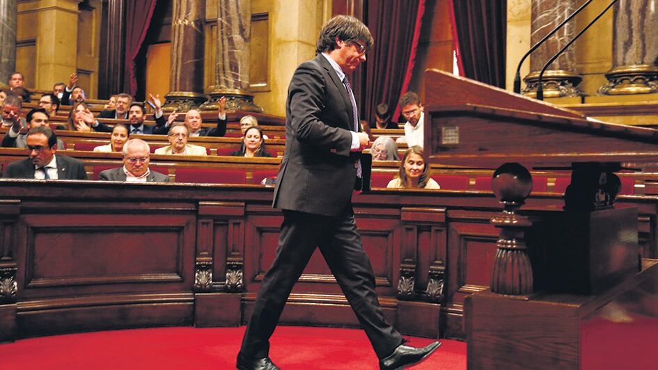 Puigdemont saliendo del Parlament el miércoles después del voto de la ley soberanista.