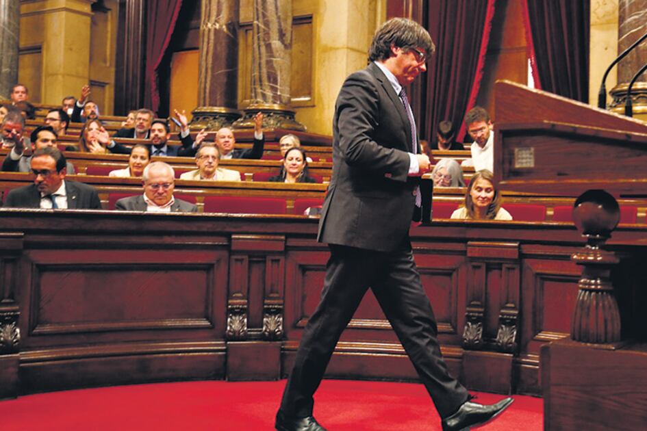 Puigdemont saliendo del Parlament el miércoles después del voto de la ley soberanista.