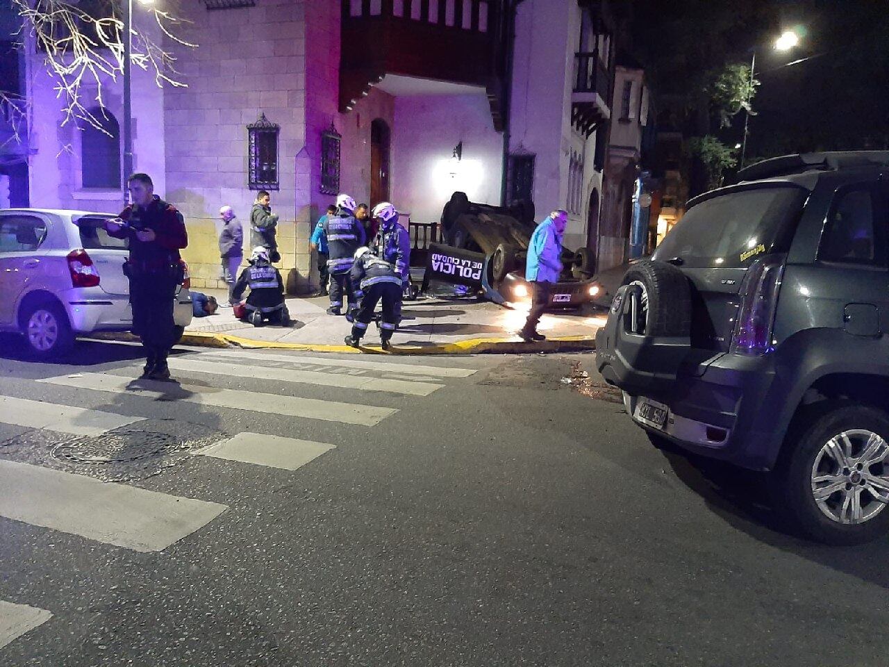 Un patrullero volcó en la vereda tras chocar con un auto en Belgrano. Foto: Policía de la Ciudad