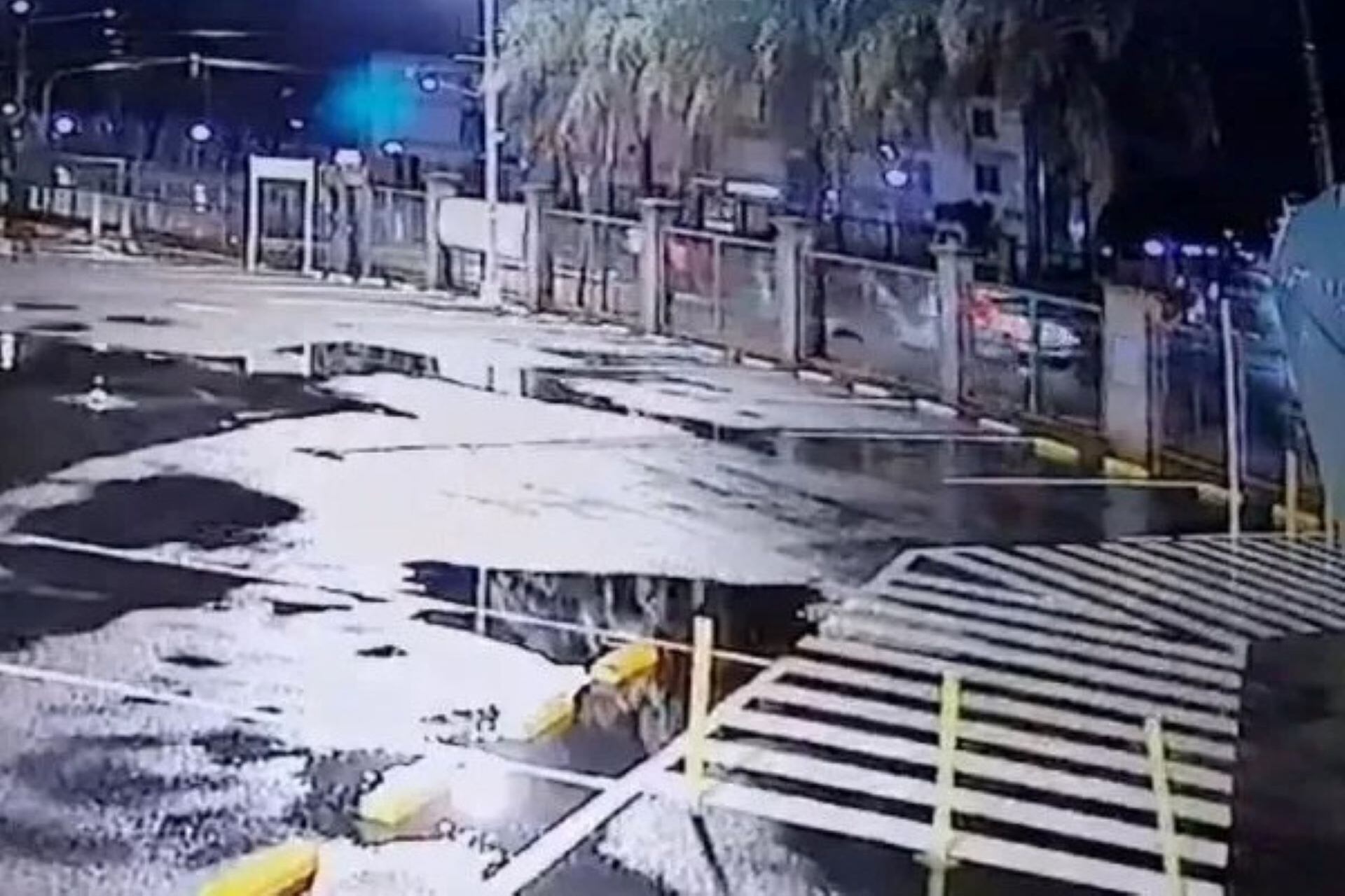 Momento del impacto del Peugeto blanco que manejaba la joven alcoholizada, al atropellar al adolescente que juntaba cartones. Imagen: captura de video