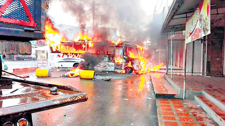 Un colectivo quemado durante la protesta cocalera en la que asesinaron a varios campesinos.