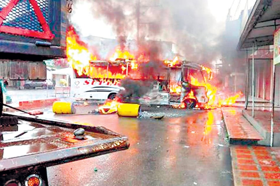 Un colectivo quemado durante la protesta cocalera en la que asesinaron a varios campesinos.