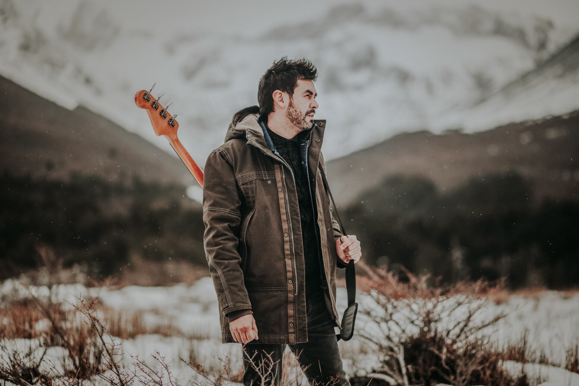 "Acá es imposible hacer eventos al aire libre por el clima", dice el cantante, que también tuvo grupos de reggae y punk.