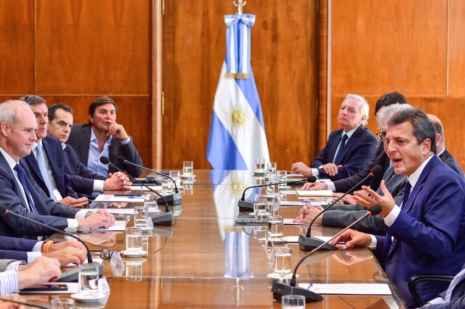 Sergio Massa con banqueros, el día que le daba las puntadas finales al diseño del canje de deuda.