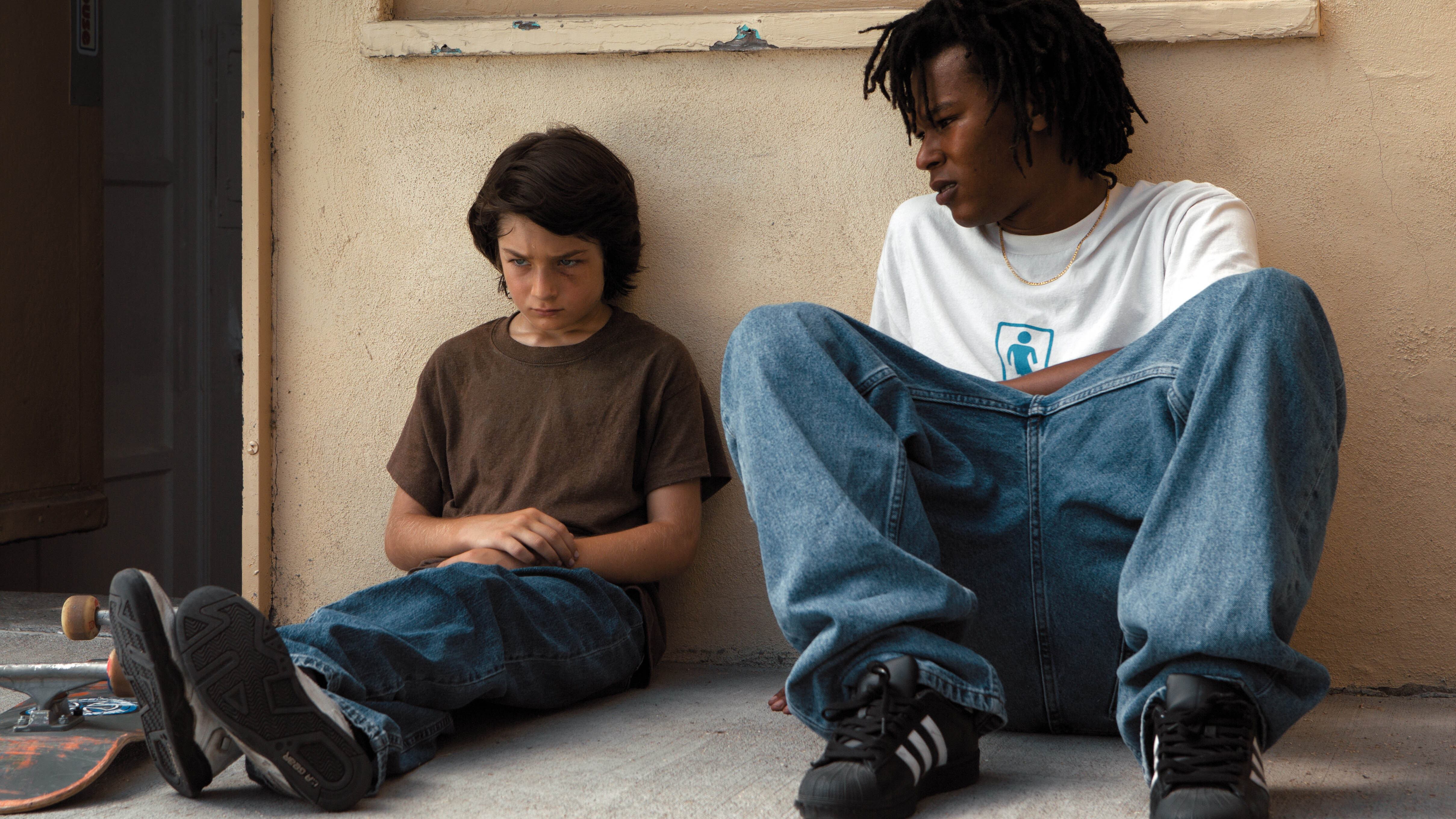 "En los 90" cuenta con unas pocas pero muy precisas pinceladas la vida cotidiana de un pre-adolescente de Los Angeles. 