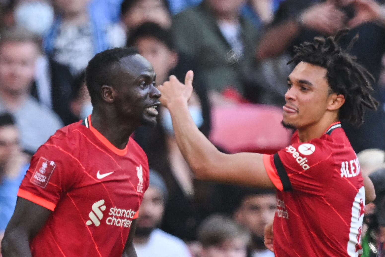 El senegalés Mané anotó dos y llevó al Liverpool a la final de la FA Cup