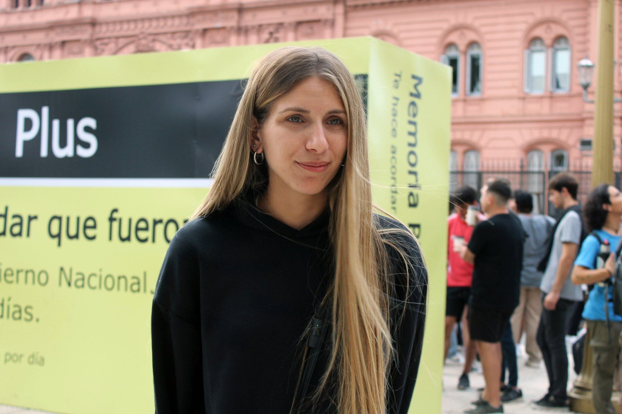 Lula Levy junto a "Memoria Plus", el remedio gigante que el 24 de marzo llevó a Plaza de Mayo junto a sus compañerxs de FUBA