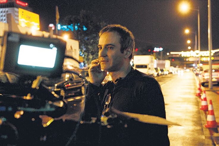 Assayas fotografiado durante el rodaje de Boarding Gate (2007)