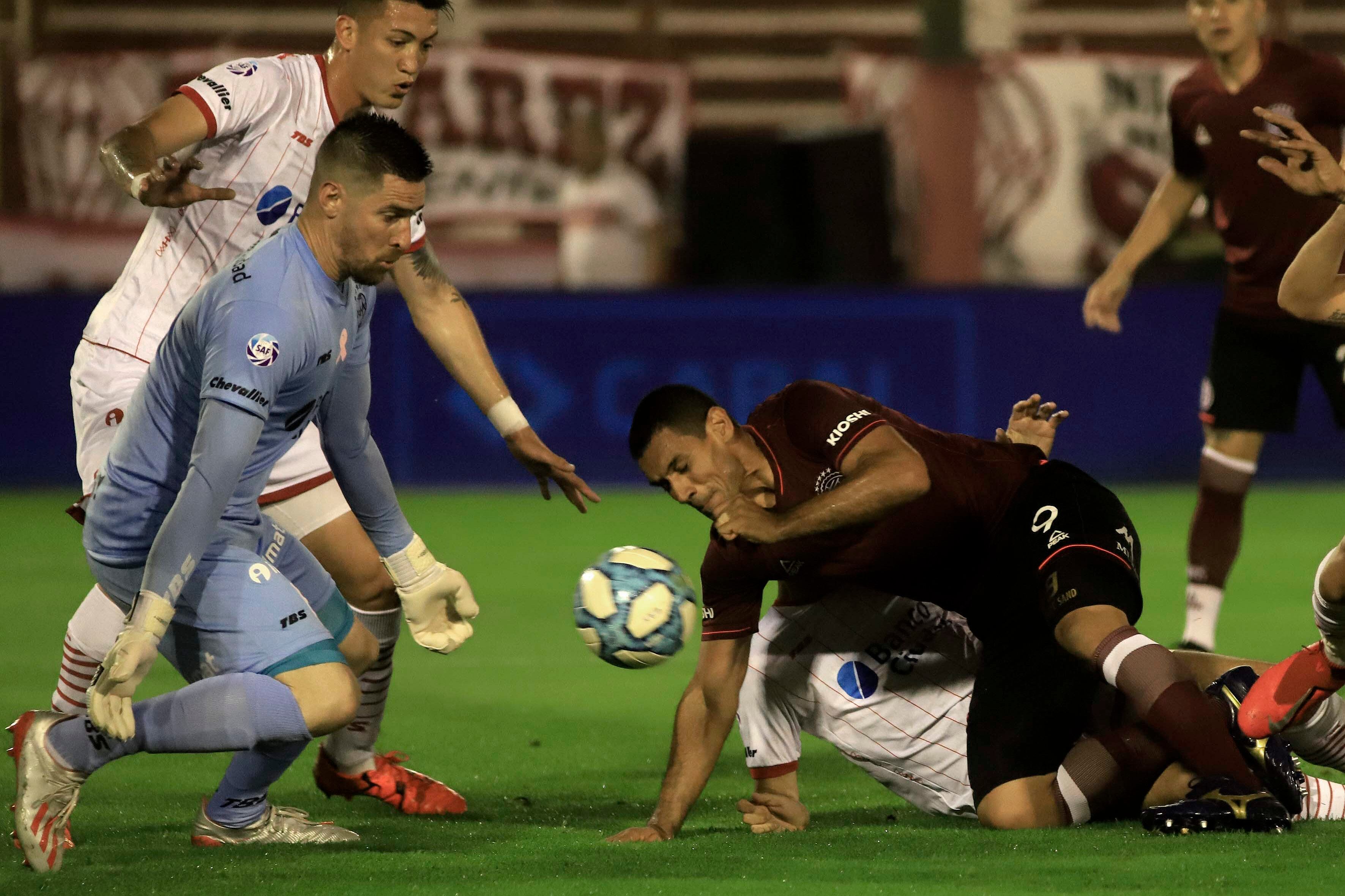 Sand intenta prosperar en ataque, rodeado por defensores de Huracán.