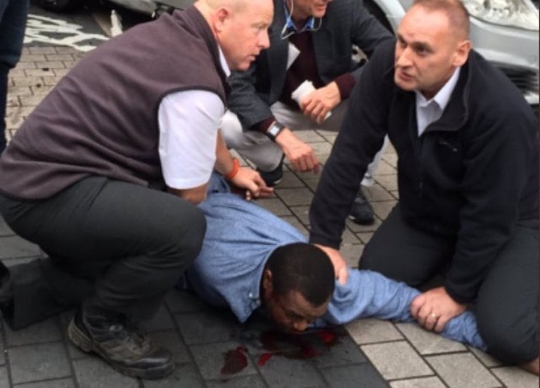 El hombre que manejaba el auto, reducido antes que llegara la policía.