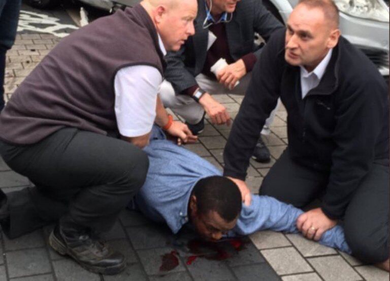 El hombre que manejaba el auto, reducido antes que llegara la policía.