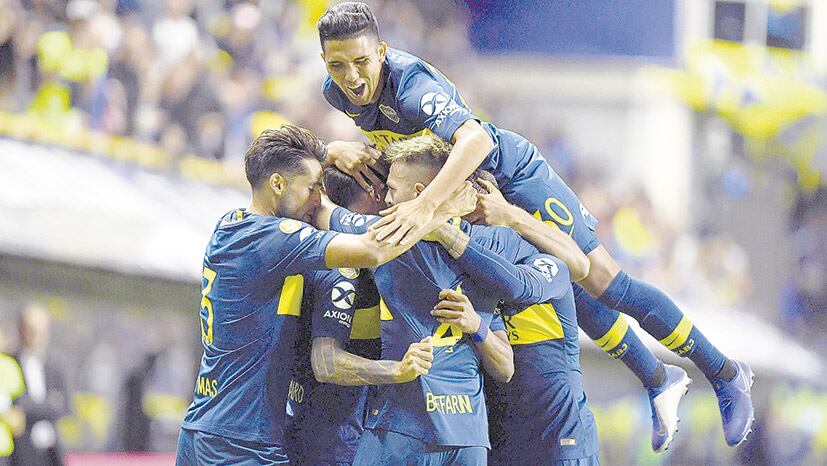 El festejo del gol de Zárate, que abrió el camino a la victoria.