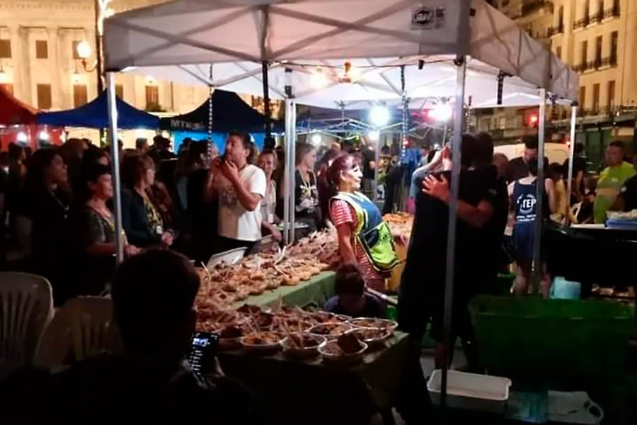 Ante la crítica situación social, en Plaza Congreso se organizó una cena navideña para personas en situación de calle, trabajadores informales y migrantes.