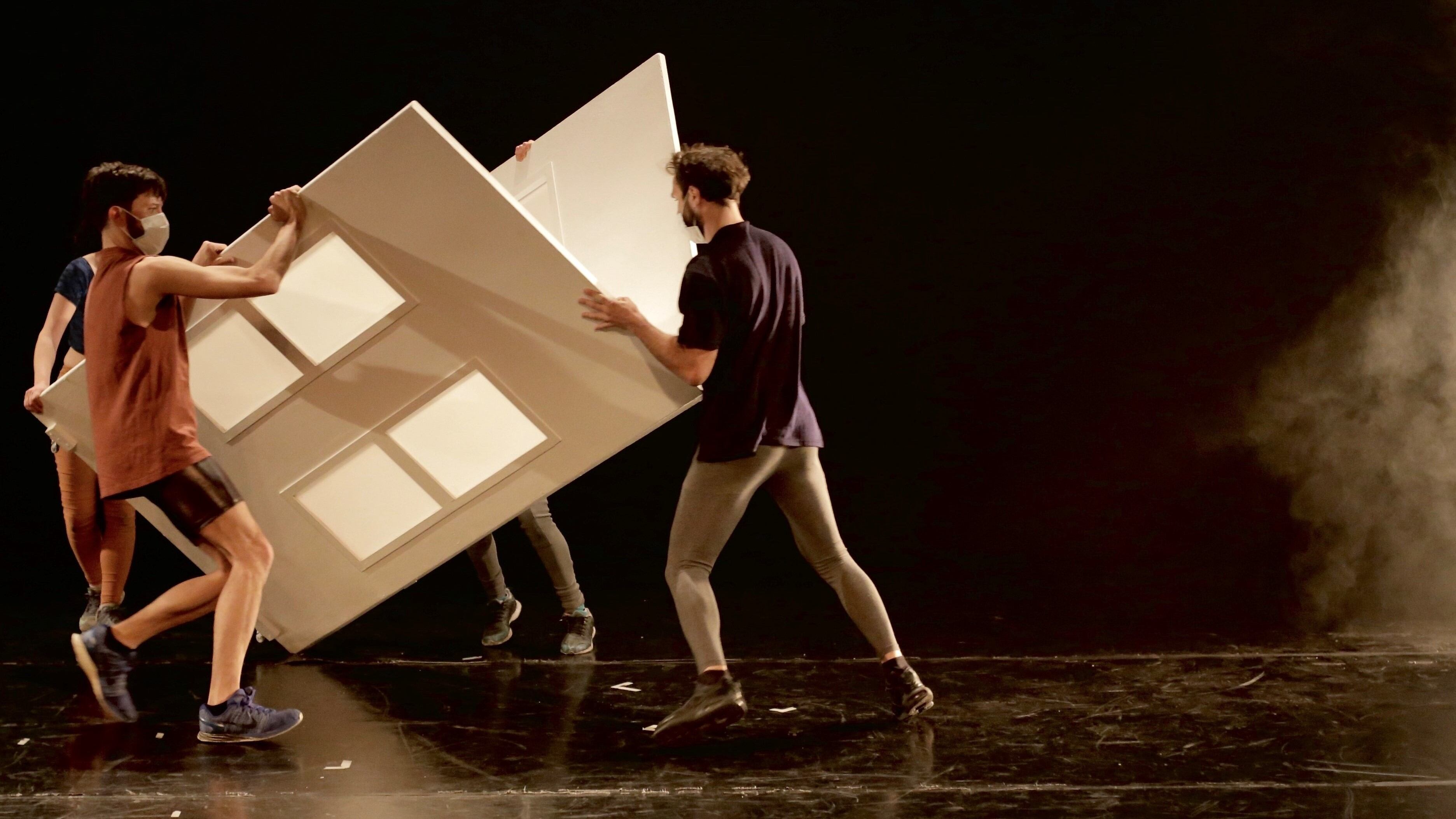 En escena hay una especie de cucha de gran tamaño, objeto escenográfico polisémico. 