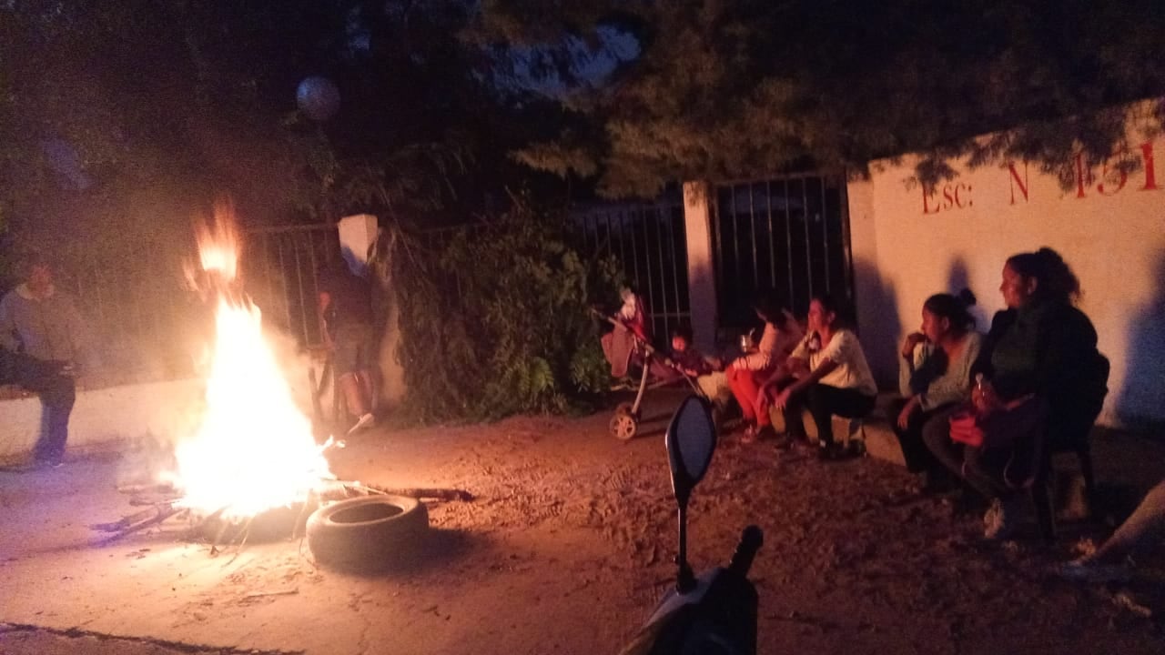 En las puertas de la institución