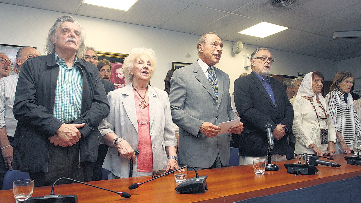 Junto a otras personalidades, González, Carlotto, Zaffaroni y Giardinelli convocaron desde el Congreso a la defensa de la democracia.