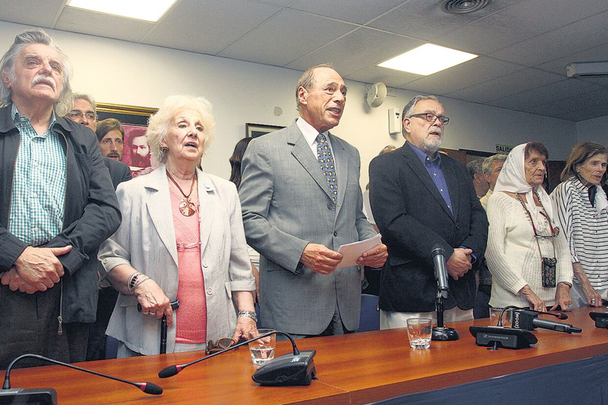 Junto a otras personalidades, González, Carlotto, Zaffaroni y Giardinelli convocaron desde el Congreso a la defensa de la democracia.