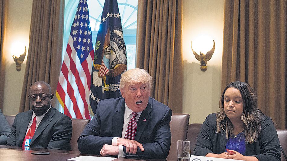 Rodeado por víctimas de crímenes cometidos por inmigrantes, Trump descargó su discurso xenófobo y reaccionario.