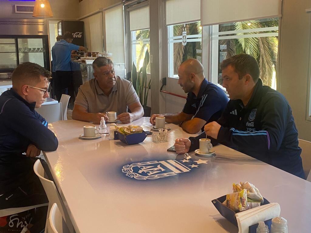 El encuentro de Tapia con Mascherano tras la eliminación
