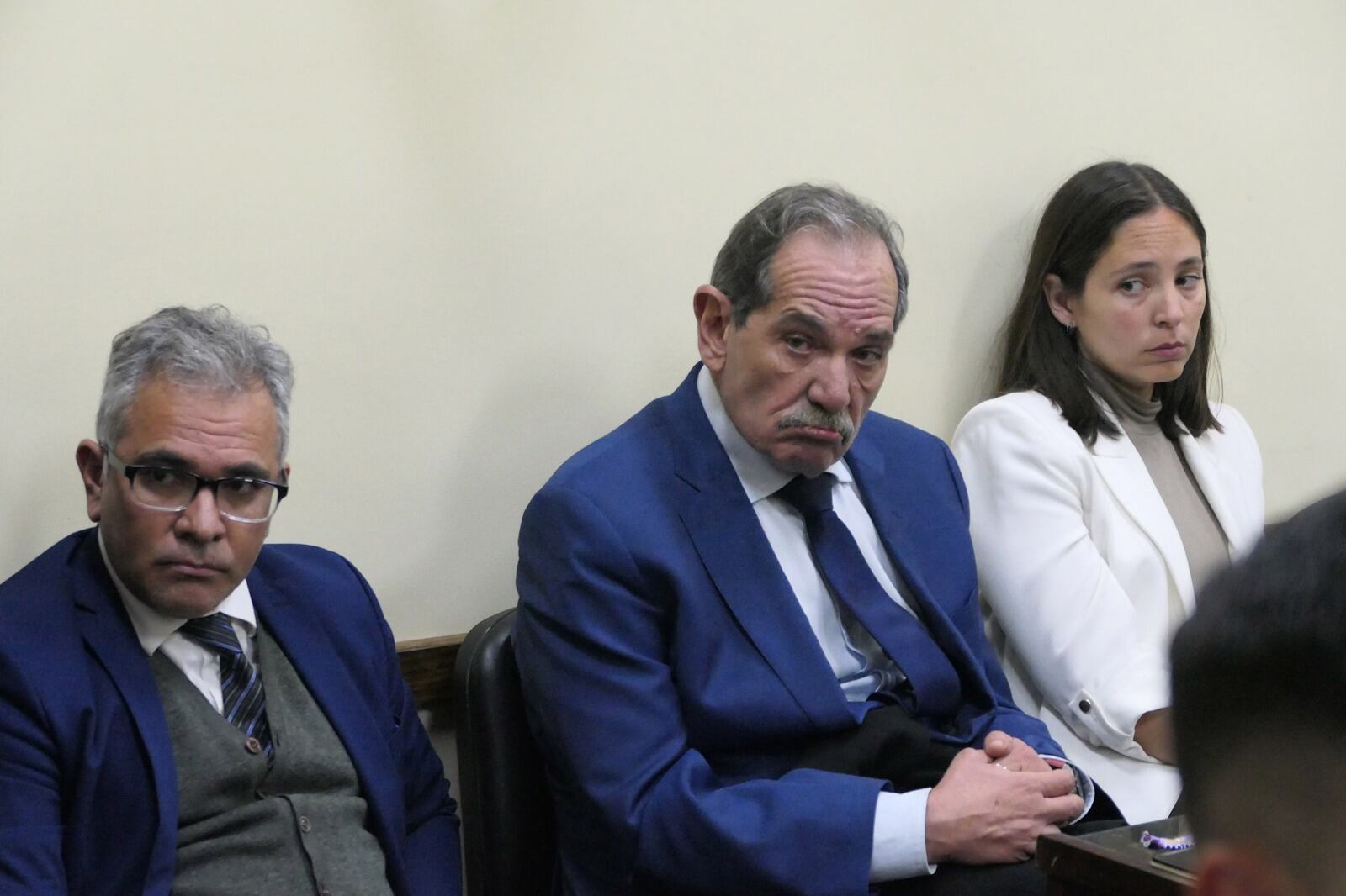 Alperovich y parte de su equipo de defensa aguardan el verdicto