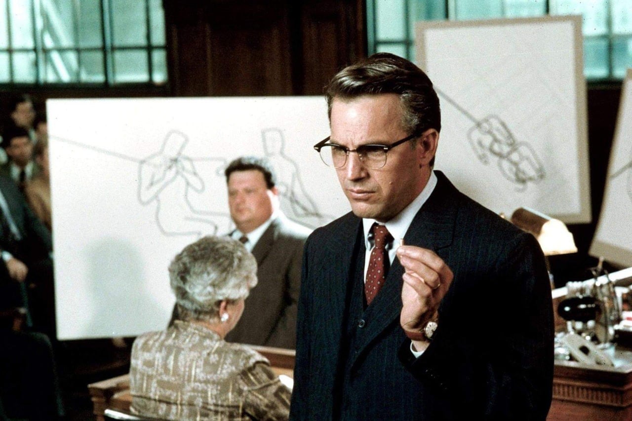 Kevin Costner como el fiscal Garrison, contra la corriente.