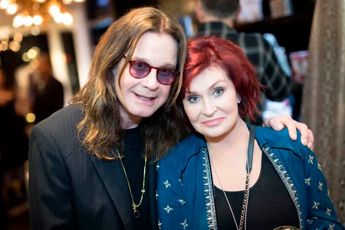 Ozzy con Sharon Osbourne, una pareja emblemática del rock. 
