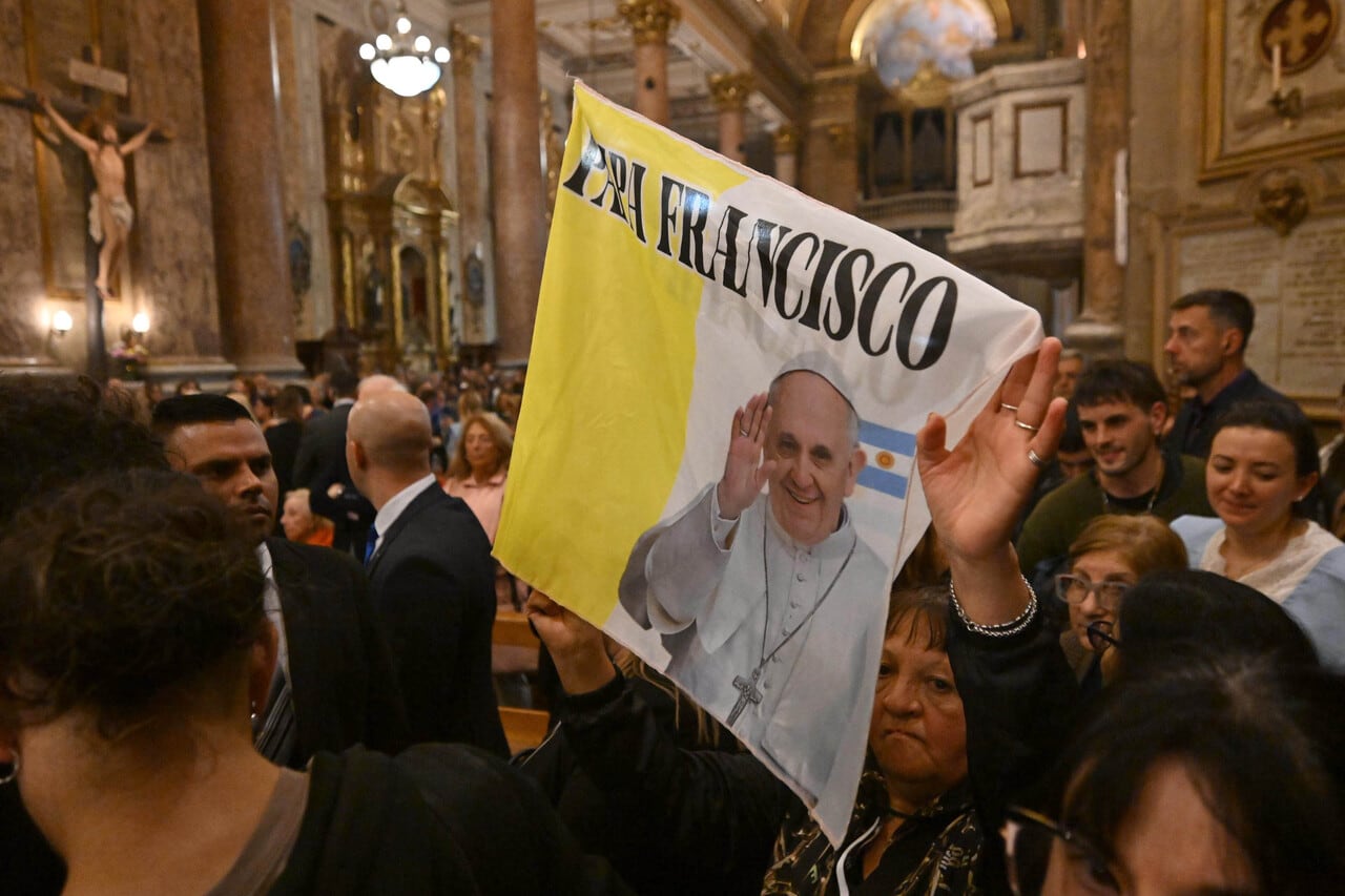 Los fieles argentinos despiden a Francisco en la Catedral de Buenos Aires.