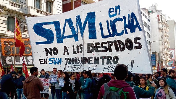Los trabajadores de Siam marcharon y le exigieron a la gobernadora Vidal que intervenga para frenar los despidos.