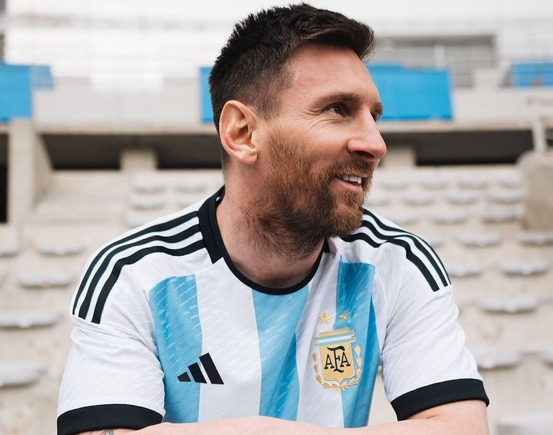 Lionel Messi posa con la nueva camiseta de la Selección.
