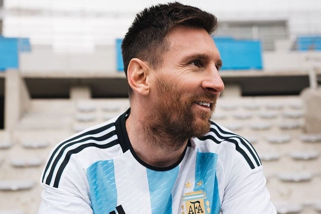 Lionel Messi posa con la nueva camiseta de la Selección.