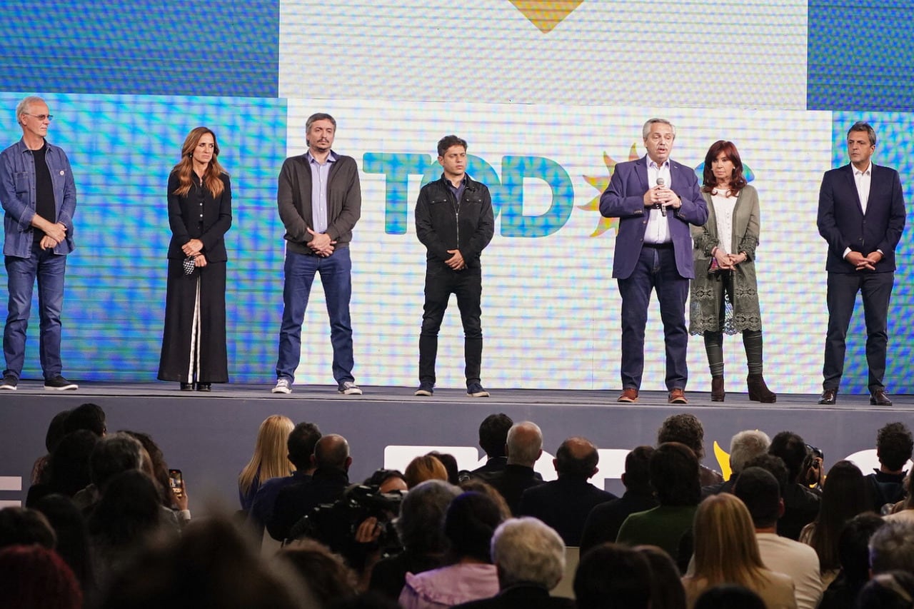 El presidente Alberto Fernández junto a los máximos dirigentes del FdT en la noche que se conoció el resultado de las elecciones PASO. 