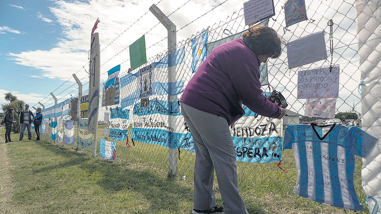 Banderas y mensajes de familiares y amigos de la tripulación del submarino perdido.