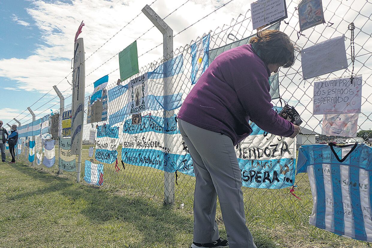 Banderas y mensajes de familiares y amigos de la tripulación del submarino perdido.