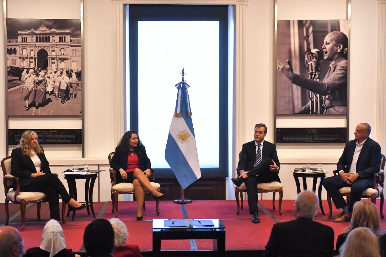 La vicepresidenta de la Casa de la Moneda, Marina Pecar; la interventora de la AFI, Cristina Caamaño; el ministro de Justicia, Martín Soria; y el secretario de Derechos Humanos, Horacio Pietragalla Corti, participaron del acto en Casa Rosada.