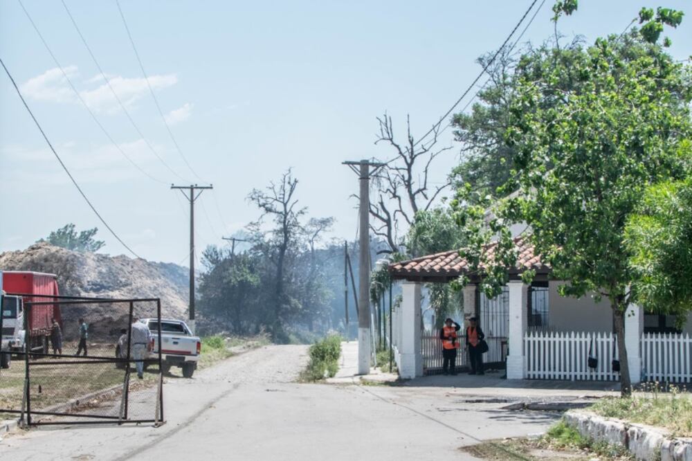 El Ingenio La Esperanza, por atrás. Al fondo, el bagazo