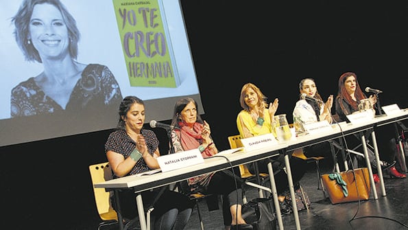 La mesa: Natalia Stoppani, Claudia Piñeiro, Mariana Carbajal, Thelma Fardin y Luciana Peker.