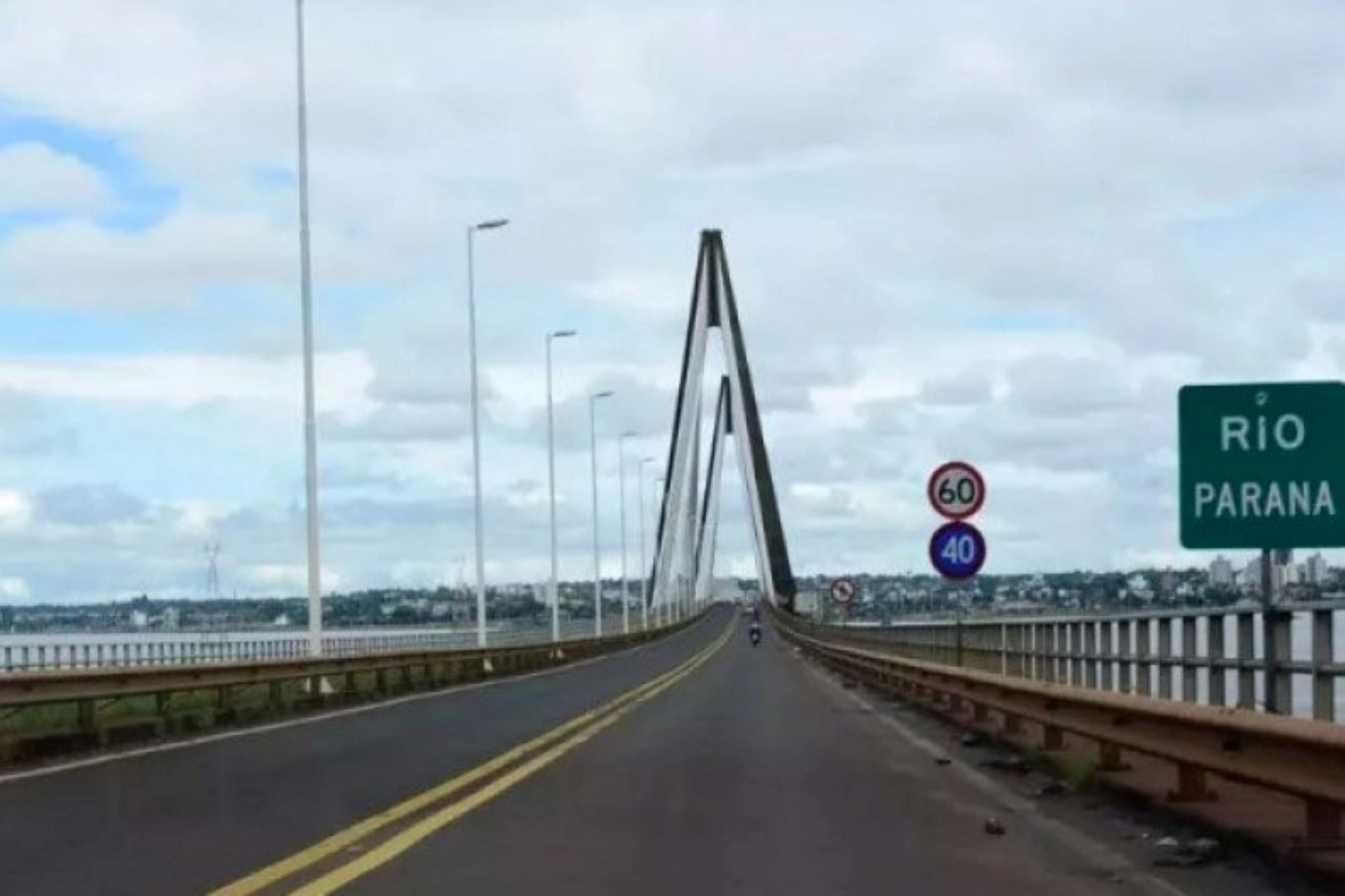 Dos parejas fueron detenidas este miercoles en el puente internacional San Roque González de Santa Cruz, cuando intentaron salir de Misiones rumbo a Paraguay, con dos menores sin documentación. 