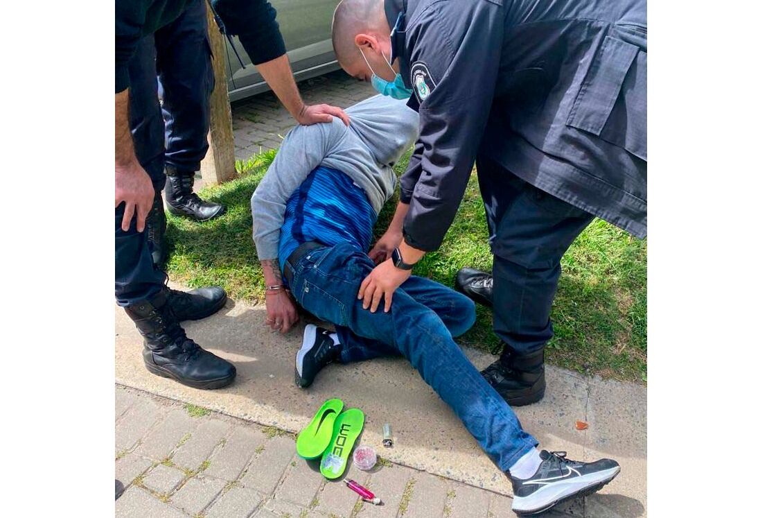 Parte de la secuencia del robo quedó registrada en las cámaras de seguridad.